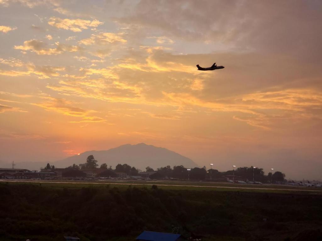 Kathmandu Airport View Hotel And Lodge Экстерьер фото